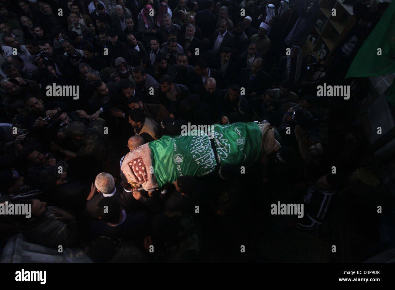 Mar 17, 2013 - La ville de Gaza, bande de Gaza - Le Hamas militants entourent le corps de femelle du Hamas législateur Mariam Farahat lors de ses funérailles à la mosquée al-Omari, dans la ville de Gaza. Farahat, qui est devenu une icône pour les femmes palestiniennes à Gaza pour perdre trois de ses fils dans le conflit israélo-palestinien, est décédé le dimanche après une longue lutte contre la maladie. (Crédit Image : ©/ZUMAPRESS.com) apaimages Banque D'Images