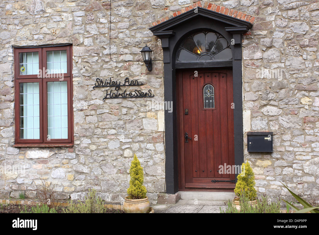 Shirley Ann Coiffeurs - une petite entreprise rurale dans la région de Olveston, Gloucestershire, Angleterre, Royaume-Uni, février 2013 Banque D'Images