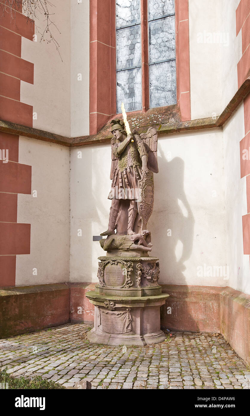Statue de l'Archange Michel dans l'église Sainte Croix (Heiligkreuzkirche, vers XVII c.). La ville d'Offenbourg, Baden-Wurttemberg, Allemagne Banque D'Images