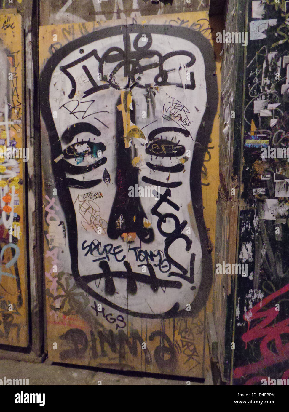 Graffitis dans une porte d'une rue de Barcelone Banque D'Images