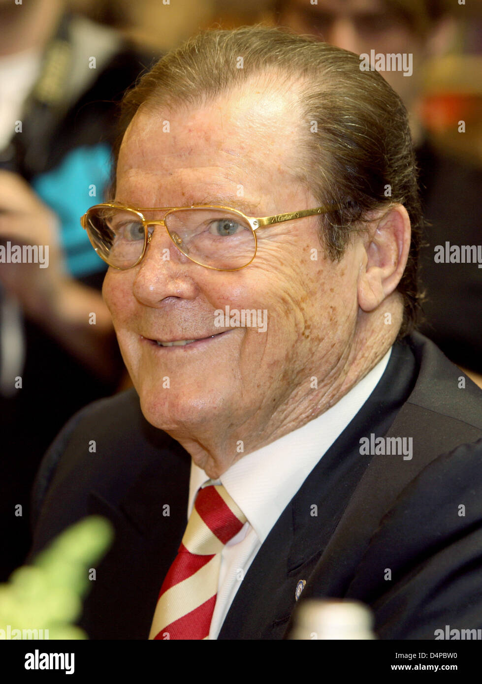 L'acteur Roger Moore fait la promotion de ses mémoires, titre allemand ?Mein Name ist Bond ... James Bond ? Au cours d'une séance de signature à un livre à Hambourg, Allemagne, 30 mai 2009. Photo : ANGELIKA WARMUTH Banque D'Images