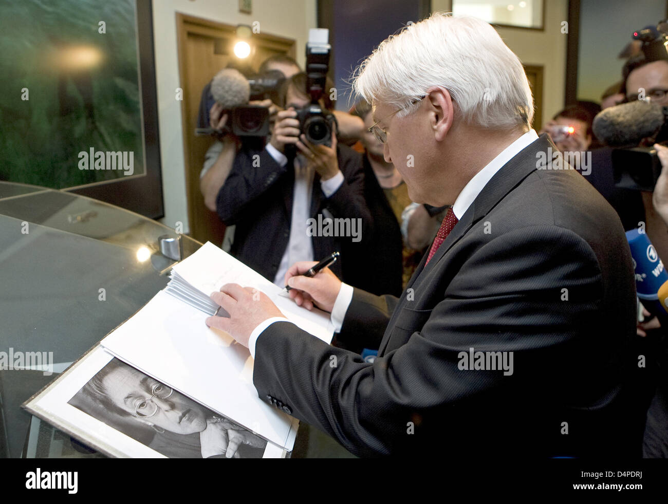 Le ministre allemand des affaires étrangères, Frank-Walter Steinmeier, visite le service de rédaction du journal russe Novaya Gazeta ? ? Et signe le livre de deuil pour shot Anna Politkovskaïa à Moscou, Russie, 10 juin 2009. Steinmeier rencontrera également la Russie ?s le Premier ministre Poutine et son homologue Lavrov au cours de sa visite d'une journée à la Russie. Photo : ARNO BURGI Banque D'Images