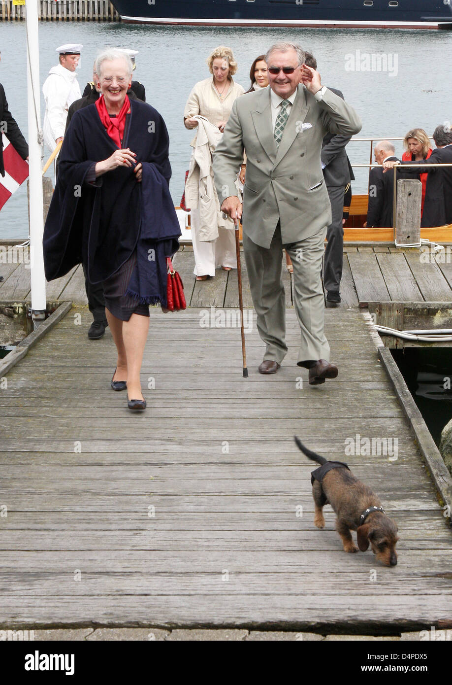 La reine Margrethe du Danemark, le Prince consort Henrik et un teckel partir après un déjeuner à bord du Dannebrog Yacht de de la famille royale danoise au cours des célébrations à l'occasion du 75e anniversaire du Prince Henrik de Danemark dans Où acheter, au Danemark, le 10 juin 2009. Photo : Patrick van Katwijk Banque D'Images