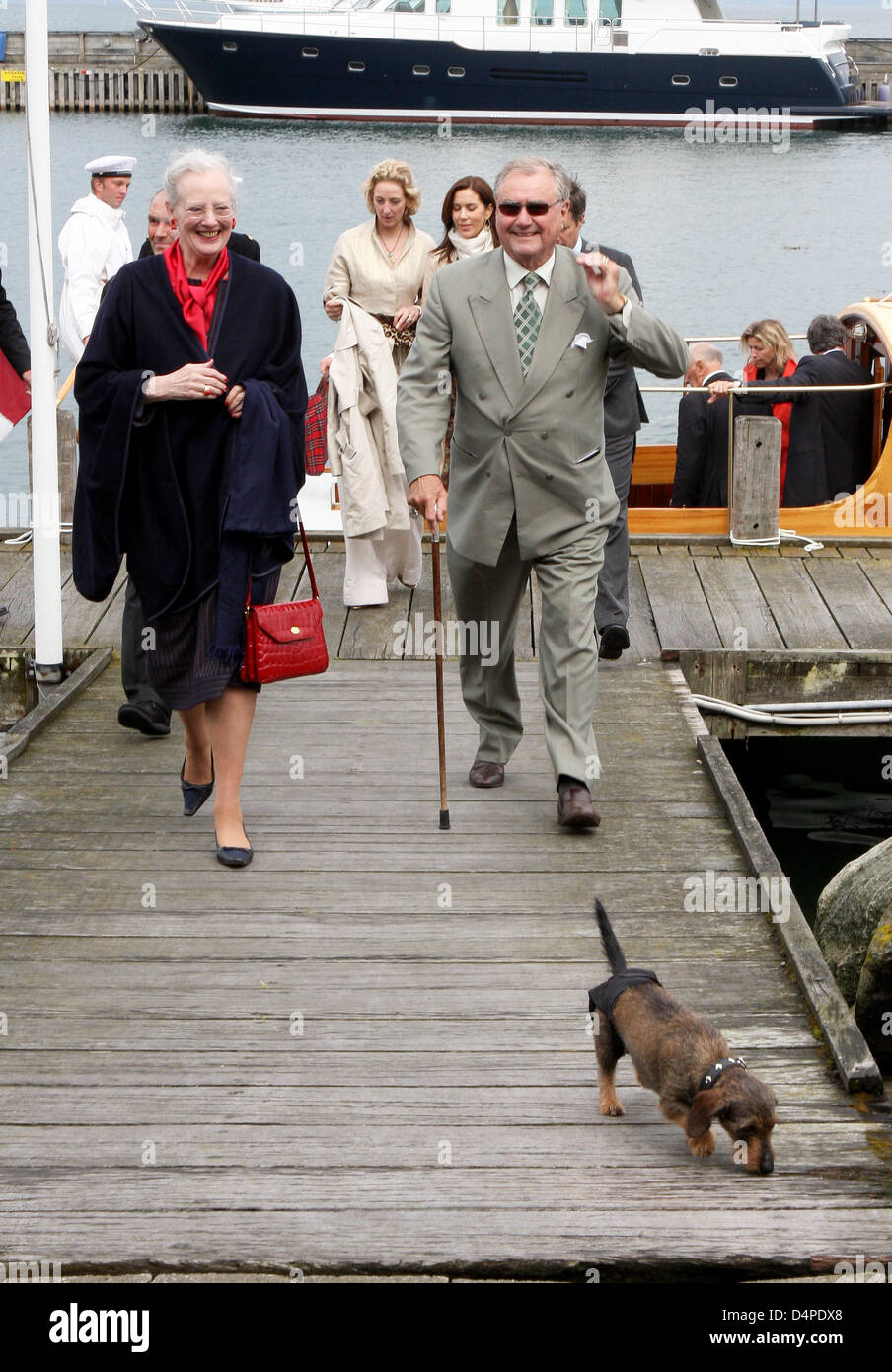 La reine Margrethe du Danemark, le Prince consort Henrik et un teckel partir après un déjeuner à bord du Dannebrog Yacht de de la famille royale danoise au cours des célébrations à l'occasion du 75e anniversaire du Prince Henrik de Danemark dans Où acheter, au Danemark, le 10 juin 2009. Photo : Patrick van Katwijk Banque D'Images