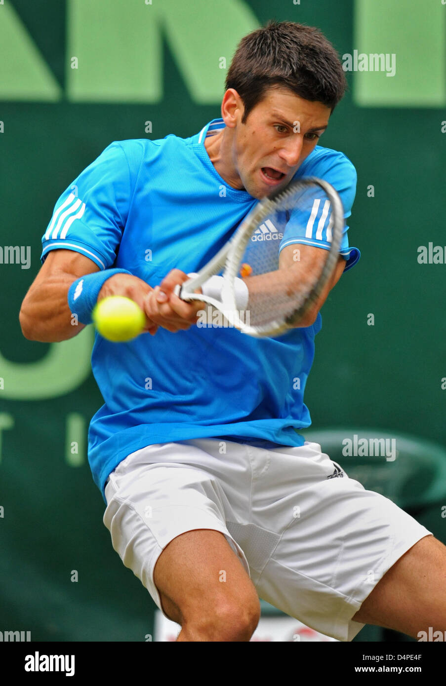 Novak Djokovic la Serbie ?s renvoie un revers pour la France ?s Florent Serra au Gerry Weber Open à Halle, Allemagne, 11 juin 2009. Photo : BERND THISSEN Banque D'Images