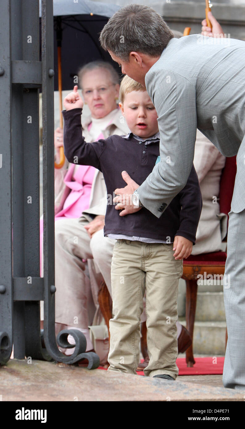 La reine Margrethe du Danemark (L-R), Prince chrétien et Prince Frederick assister à un défilé au château de Fredensborg au cours des célébrations du 75e anniversaire du Prince consort Henrik de Danemark à Fredensborg, au Danemark, le 11 juin 2009. Photo : Patrick van Katwijk Banque D'Images