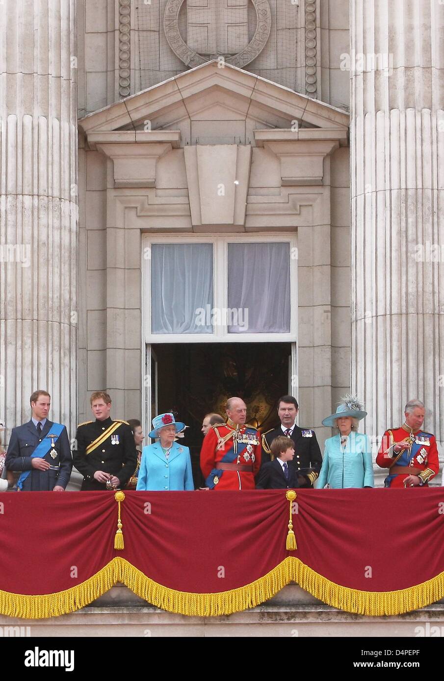 La famille royale (L-R) le Prince William de Galles, le prince Harry de Galles, la Princesse Anne, princesse royale, la reine Elizabeth II, le Prince Edward, comte de Wessex, le Prince Philip, duc d'Édimbourg, le Commandant Tim Laurence, duchesse de Cornouailles Camilla et le Prince Charles de Galles assistent à la parade la couleur cérémonie marquant la reine Elizabeth II ?s anniversaire au Horse Guards Parade à Londres, Banque D'Images