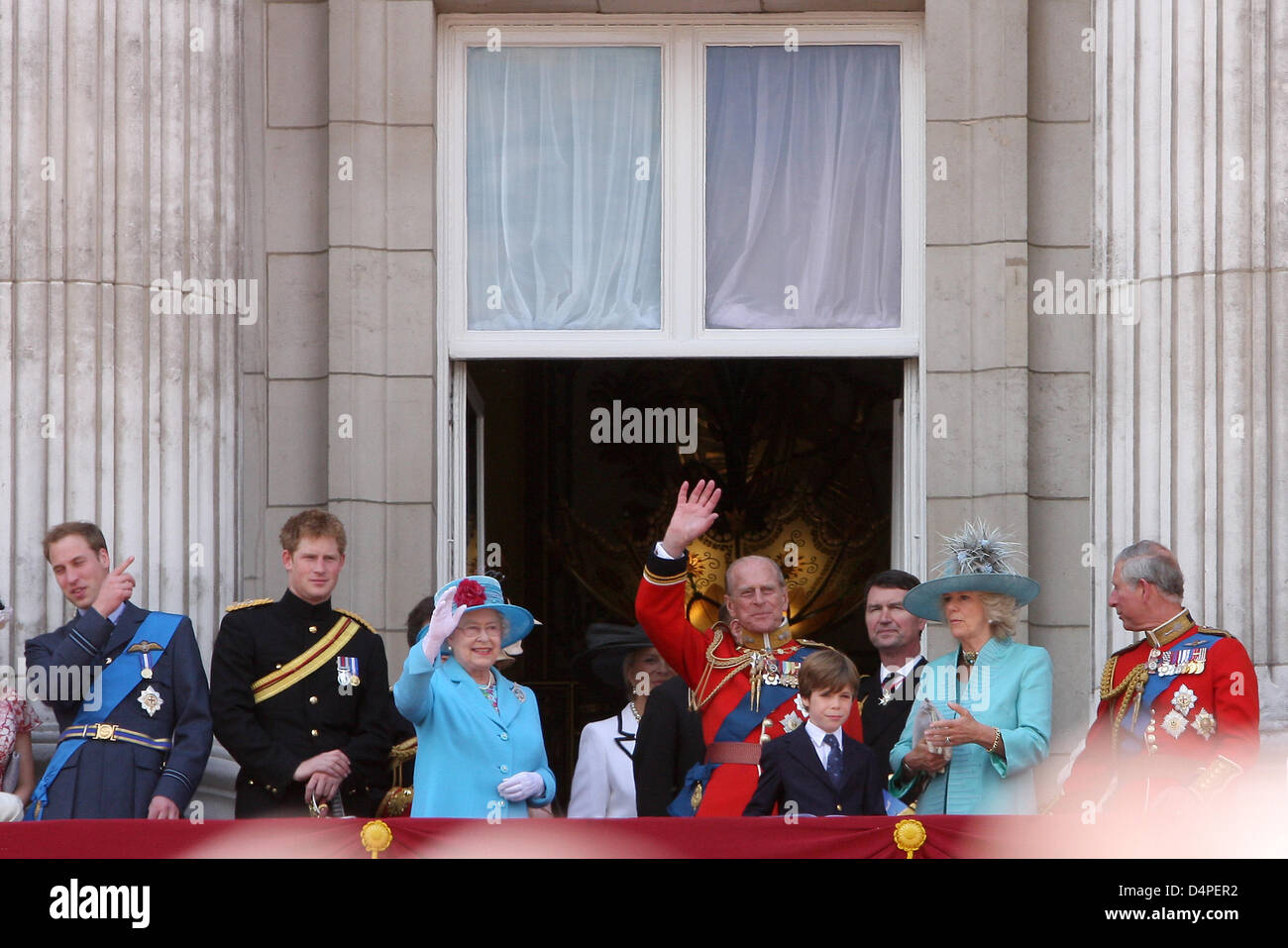 La Famille royale avec (L-R) le Prince William de Galles, le prince Harry de Galles, la reine Elizabeth II, le Prince Philip, duc d'Édimbourg, le Commandant Tim Laurence, duchesse de Cornouailles Camilla et le Prince Charles de Galles assistent à la parade la couleur cérémonie marquant la reine Elizabeth II ?s anniversaire au Horse Guards Parade à Londres, Royaume-Uni, 13 juin 2009. Des milliers de personnes ont Banque D'Images