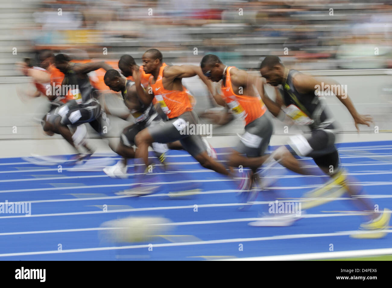 Les participants à la men ?s 100m vu en action au cours de l ?International Stadium Festival ? (ISTAF, ?Internationales Stadionfest ?) au Stade Olympique de Berlin, Allemagne, 14 juin 2009. L'événement a été suivi par environ 60 000 spectateurs et a lancé ce qu'on appelle la Golden League série de compétitions d'athlétisme. En même ISTAF 2009 a agi comme des répétitions de l'Athlétisme Banque D'Images