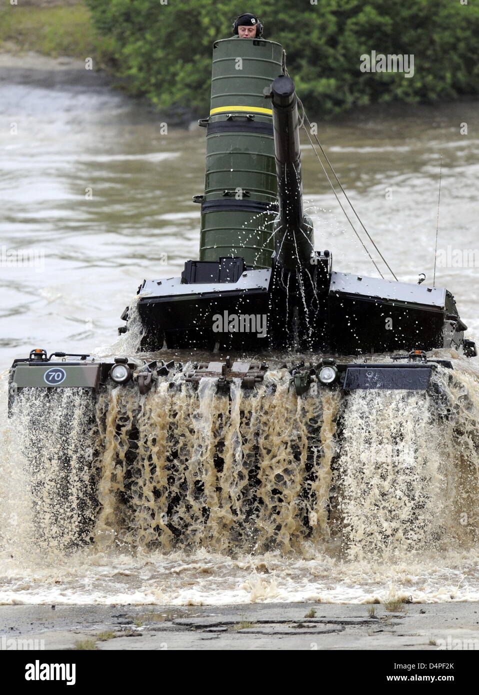 Une Bundeswehr Leopard 2 A6 les périphériques à des citernes river pendant la manoeuvre publicitaire ?l'armée en action ? ( ?Das Heer im Einsatz ?) à la zone d'entraînement à Munster, Allemagne, le 15 juin 2009. La manœuvre présente différents types d'opérations que pour les agents de la Bundeswehr. Photo : MAURIZIO GAMBARINI Banque D'Images