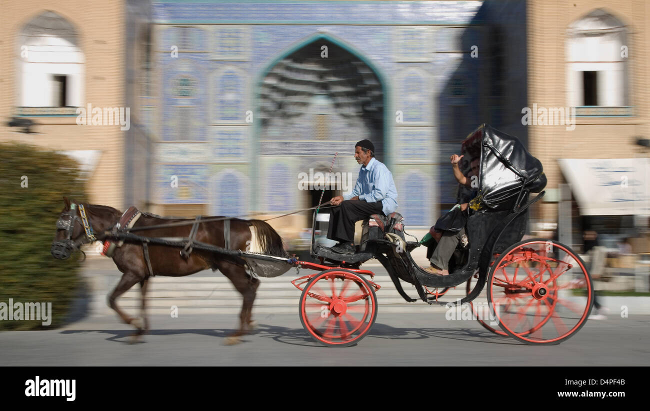 Les touristes monter à cheval depuis la cabine Shaykh Lutfallah mosquée à Esfahan, en Iran, en mars 2009. Esfahan est avec 1,6 millions d'habitants au centre de l'Iran ?s plus grandes villes, les touristes venant de l'étranger préfèrent le bazar, la Mosquée Shah et la médiane Emam square. La ville est également célèbre pour le tapis persan. Photo : Boris Roessler Banque D'Images