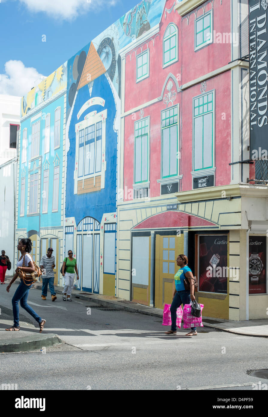 Bâtiments colorés peints sur le mur de rue à Bridgetown, capitale de la Barbade, Caraïbes, Antilles Banque D'Images