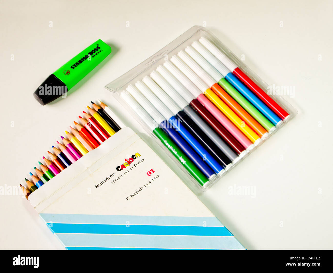 Stylos et crayons de couleur pour le design Banque D'Images