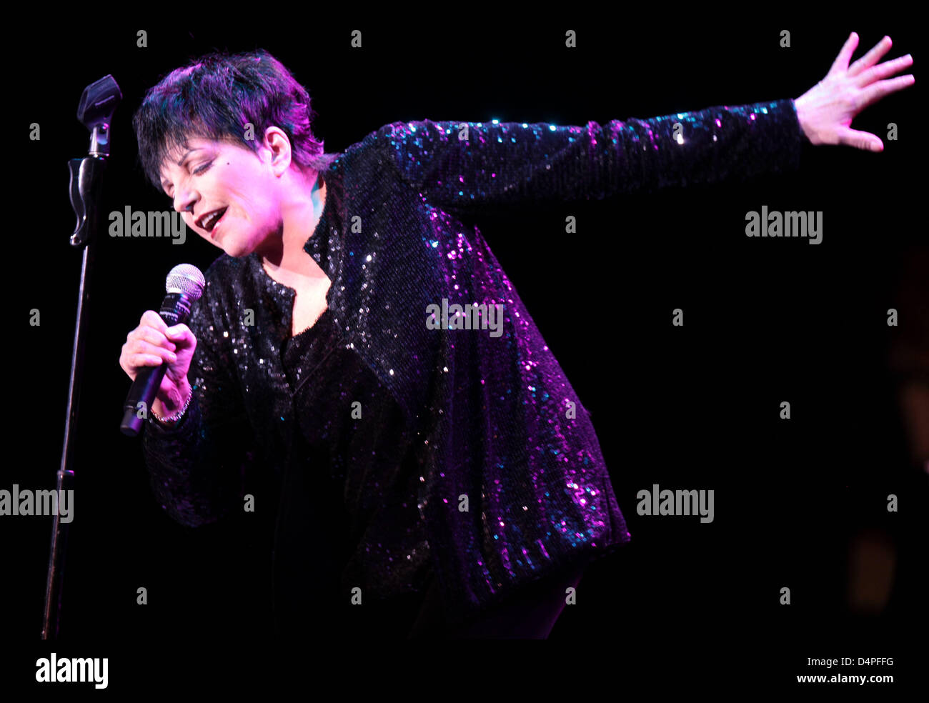 L'artiste nous Liza Minnelli exécute pendant son concert à Bielefeld, Allemagne, 18 juin 2009. Le 63-year-old world star s'est présentée en pleine forme devant un public enthousiaste d'environ 850 personnes. Le tout-terrain qui a récemment reçu un Tony Award pour son spectacle de Broadway se produira à Düsseldorf le 20 juin 2009. Photo : Oliver Krato" Banque D'Images