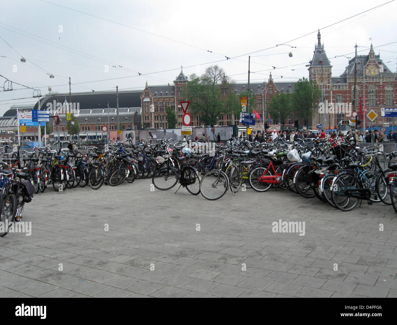 L'image montre une zone de stationnement pour vélos à Amsterdam, Pays-Bas, 15 mai 2009. Photo : Lars Halbauer Banque D'Images