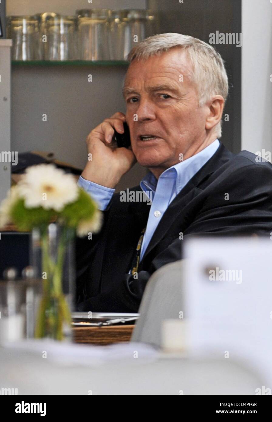 Max Mosley, Président de la Formule Un ?s Conseil d'administration Fédération Internationale de l ?Automobile (FIA), fait un appel à la FIA ?s motohome au circuit de Silverstone dans le Northamptonshire, Grande-Bretagne, le 19 juin 2009. Le Grand Prix de Grande-Bretagne de Formule 1 aura lieu le 21 juin 2009. Photo : Carmen Jaspersen Banque D'Images