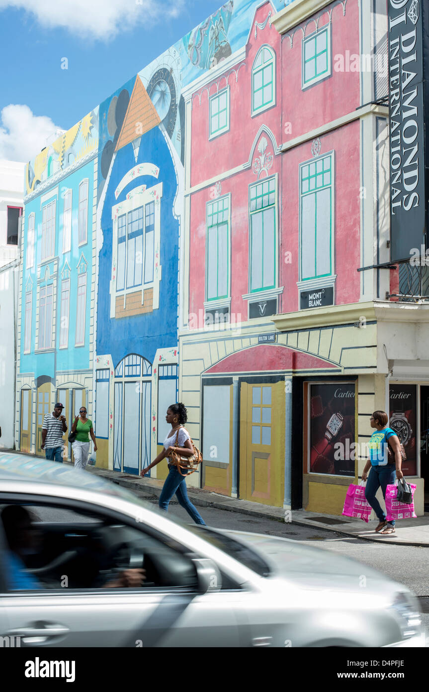 Bâtiments colorés peints sur le mur de rue à Bridgetown, capitale de la Barbade, Caraïbes, Antilles Banque D'Images
