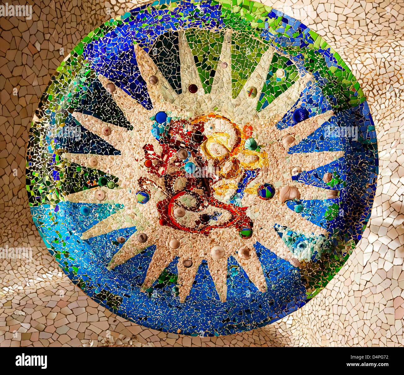 Antoni Gaudi mosaïque de céramique design dans le parc Guell, Barcelone, Catalogne, Espagne Banque D'Images