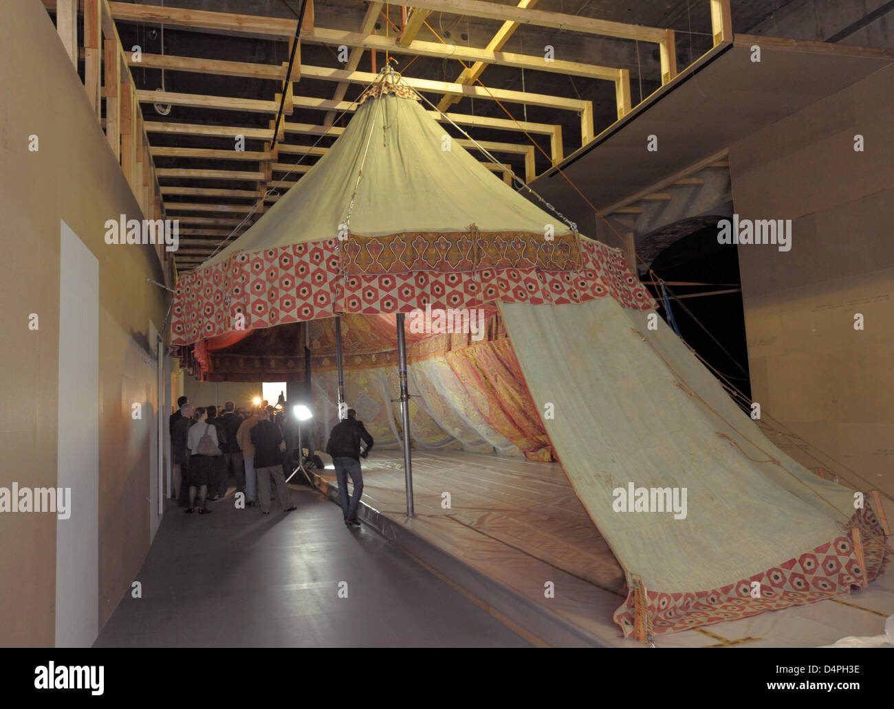 Le ?Staatlichen Kunstsammlungen Dresden ? Présenter la grande tente de l'état Ottoman restauré de l'époque de la guerre ottoman du 17ème siècle au château de Dresde à Dresde, Allemagne, 26 juin 2009. La tente est de 16 mètres de long, cinq mètres de haut et huit mètres de large et a été restauré pour quelque 3,6 millions d'euros de 1994 à 2009. Maintenant, la tente sera l'une des principales expositions de la Banque D'Images