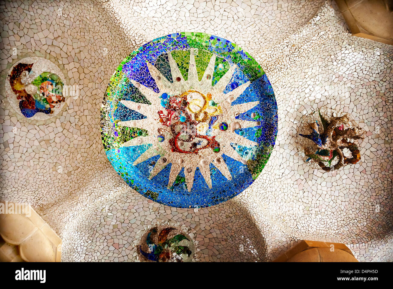 Antoni Gaudi mosaïque de céramique design dans le parc Guell, Barcelone, Catalogne, Espagne Banque D'Images