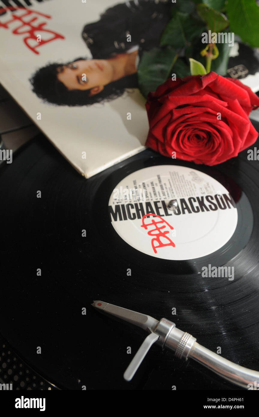 Une rose rouge se trouve sur le disque ?mauvais ? Par nous le chanteur pop Michael Jackson à Munich, Allemagne, 26 juin 2009. Michael Jackson, l'auto-nommé ?King of Pop ?, est décédé subitement d'un arrêt cardiaque le 25 juin 2009, âgé seulement de 50 ans, après avoir subi un arrêt cardiaque. Lorsque l'ambulance est arrivée à sa maison à Los Angeles, Jackson avait déjà arrêté de respirer, n'a pas de réanimation Banque D'Images
