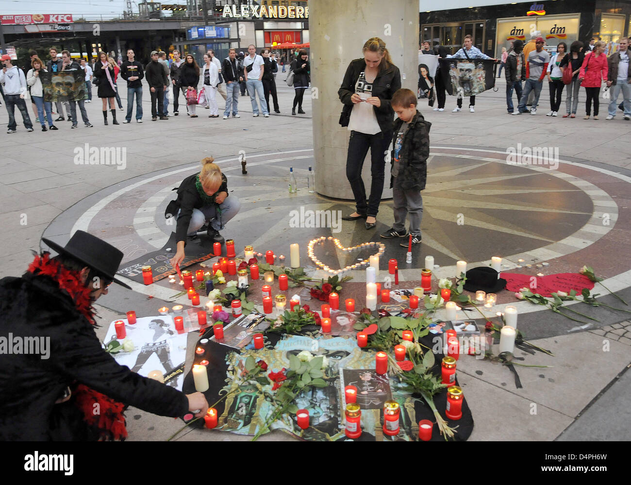 Michael Jackson fans pleurent sur la place Alexanderplatz à Berlin, Allemagne, 26 juin 2009. Jackson était décédé le jeudi 25 juin 2009 à l'âge de 50 ans. Photo : Astrid Riecken Banque D'Images