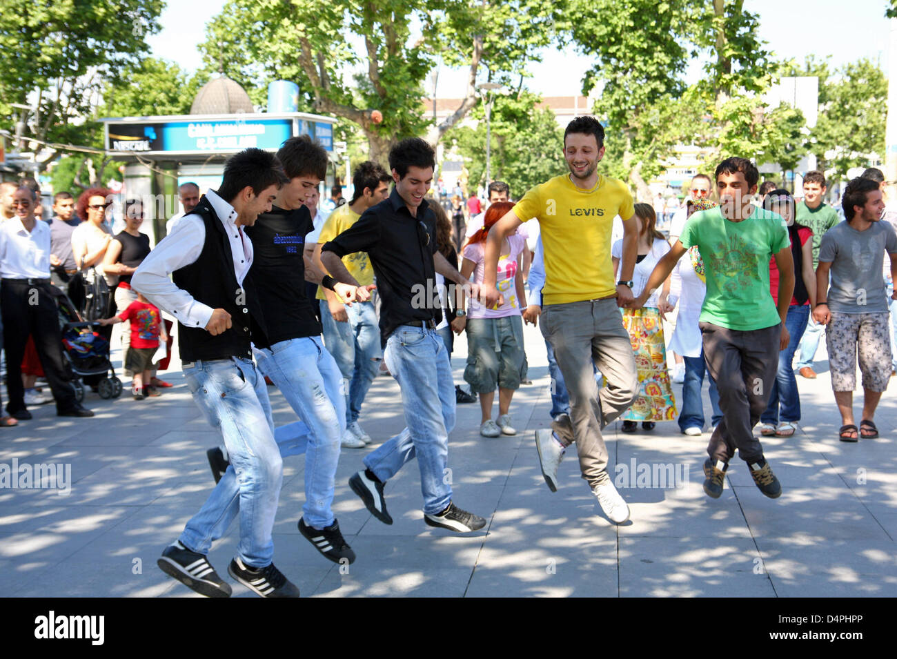 Les jeunes hommes La danse à Kobasti music rapide à Istanbul, Turquie, 14 juin 2009. La danse qui me rappelle un peu de breakdance est en vogue dans la jeunesse turque depuis des mois. Kobasti a été développé dans les années 1930 à Trabzon et signifie littéralement "pris sur le fait par la police ?. Photo : Nora Schareika Banque D'Images