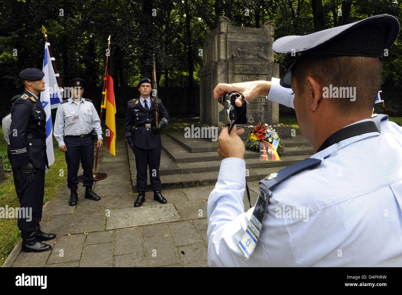 L'allemand et les soldats israéliens eux-mêmes de prendre picturs après une couronne est mis à une pierre sur le cimetière juif de Berlin, Allemagne, 30 juin 2009. La cérémonie de dépôt de gerbes a eu lieu en commémoration pour les Juifs tués au combat durant la Seconde Guerre mondiale I. Berlin s ?est le plus grand cimetière juif d'Europe. Photo : RAINER JENSEN Banque D'Images