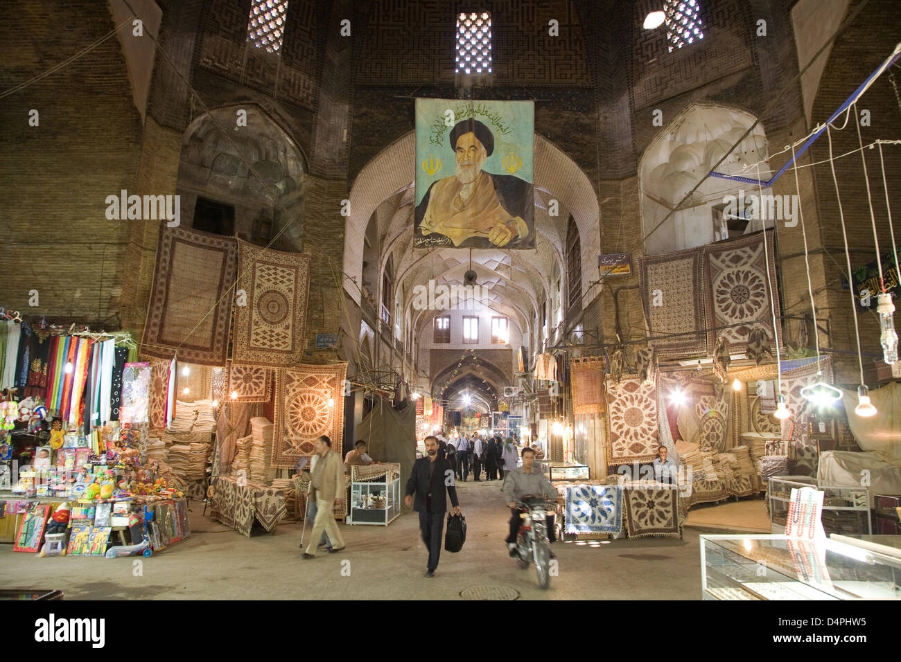 Un grand portrait de la fin de la révolution iranienne l'Ayatollah Ruhollah Khomeiny placé au-dessus de la boutique à Ispahan, Iran basar, mars 2009. Ispahan (ou Isfahan) est la capitale de la province homonyme et est l'une des plus grandes villes dans le pays comptant quelque 1,6 millions de citoyens. Pour de nombreux touristes d'une visite à l'basar, le Schah Mosquée et centre de Meidan-e Rese Banque D'Images