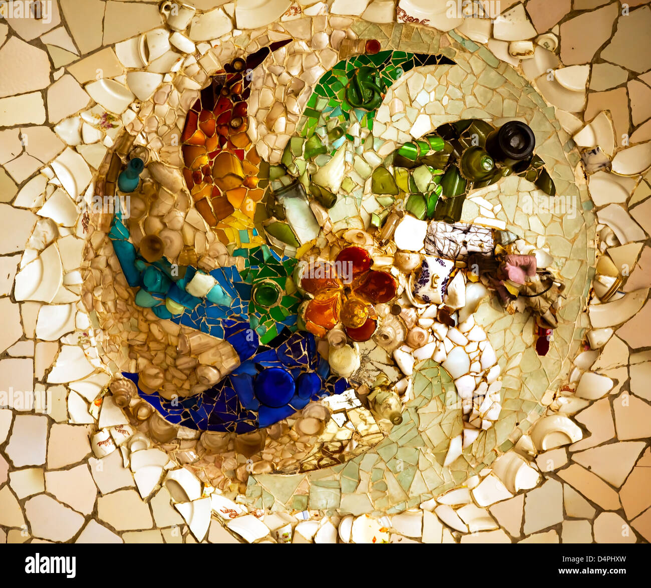 Antoni Gaudi mosaïque de céramique design dans le parc Guell, Barcelone, Catalogne, Espagne Banque D'Images
