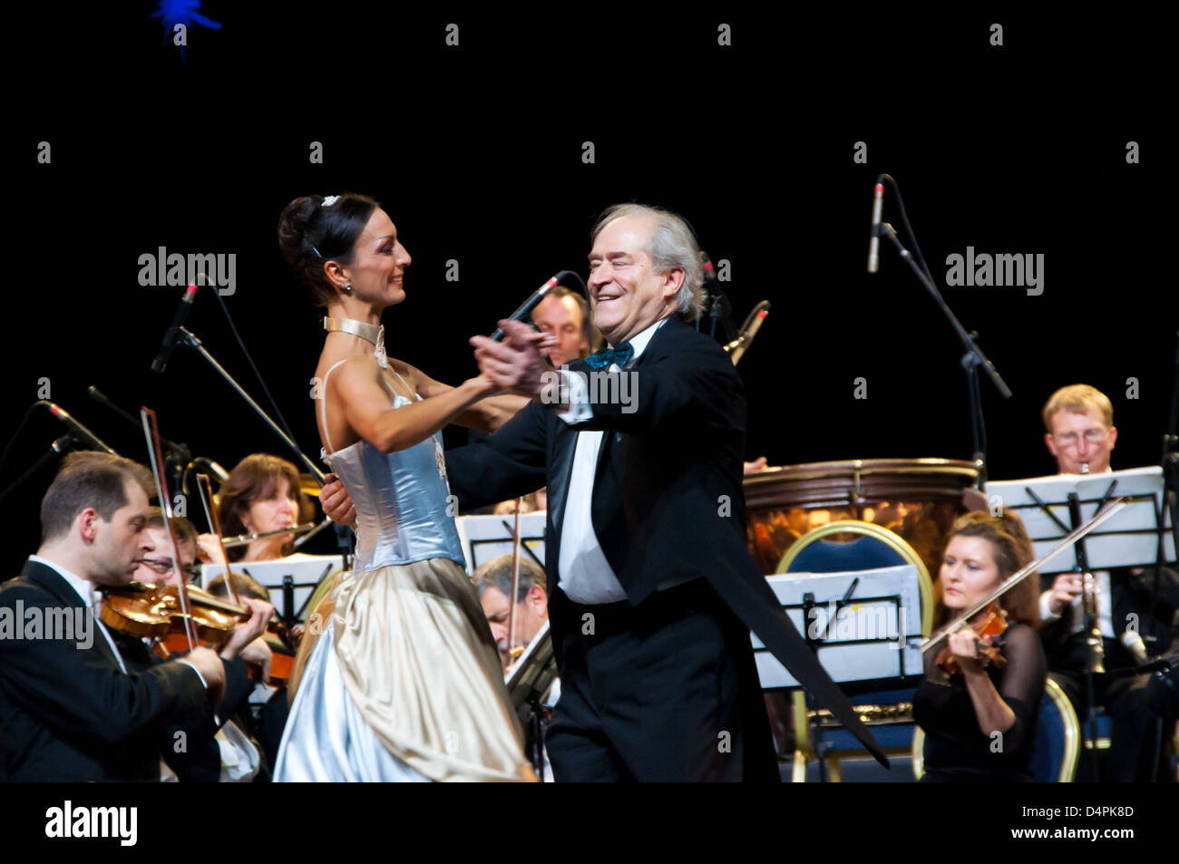 Artistes : orchestre Peter Guth et danseuse Strauss Festival Orchestra de Vienne. Crocus City Hall. Moscou - 2010.11.18 Banque D'Images