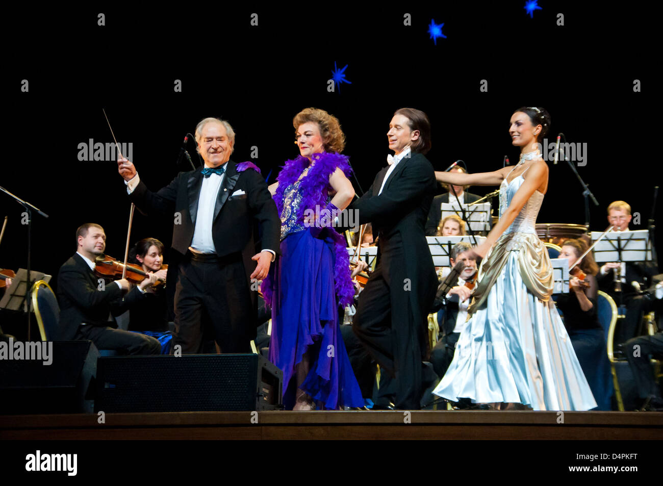 Chef d'orchestre Peter Guth, la chanteuse Monica Mosser, danseurs et Strauss Festival Orchestra en concert vienne Crocus City Hall. Banque D'Images