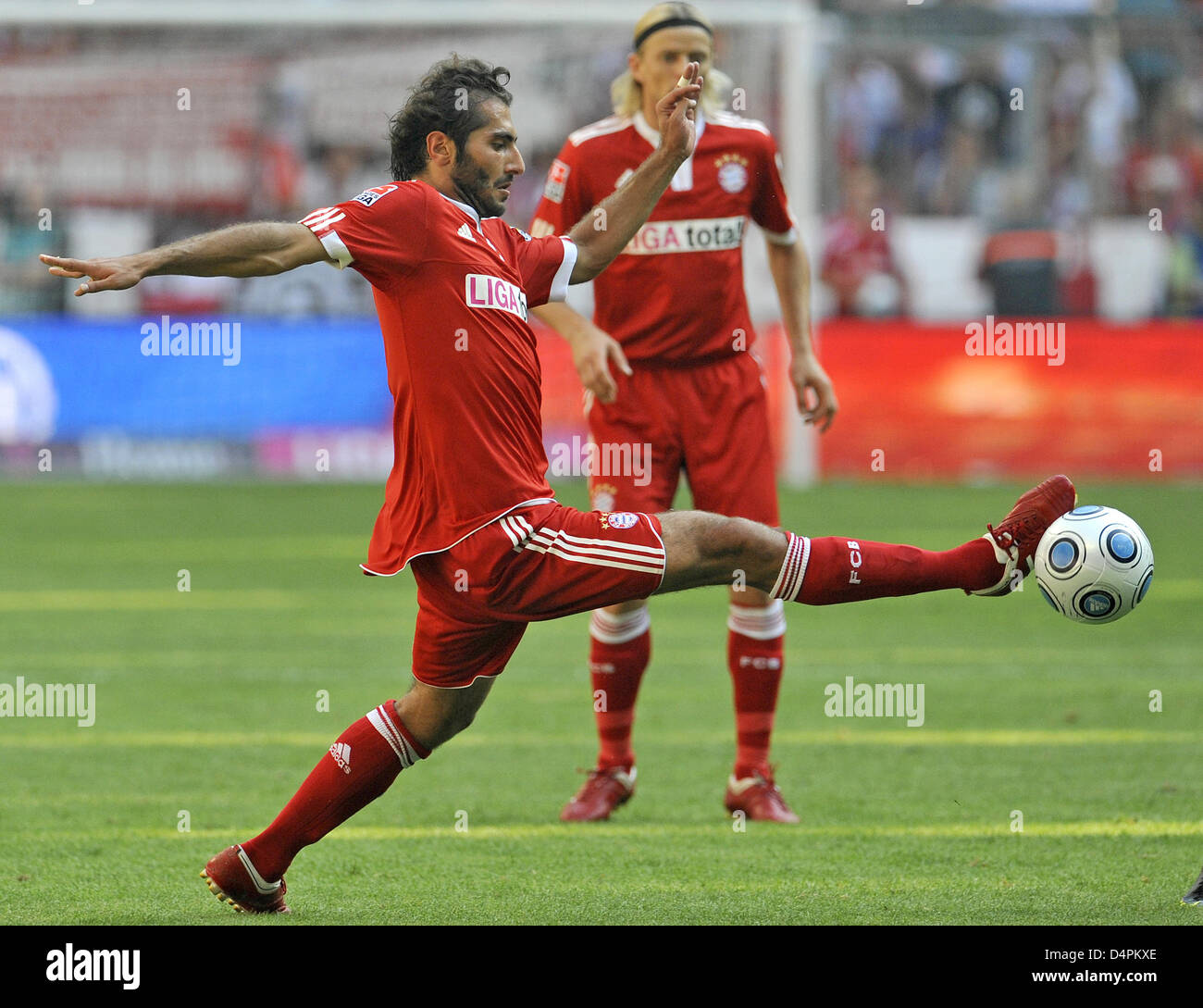 Bayern Munich ?s international turc Hamit Altintop illustré en action au cours de la Bundesliga match FC Bayern Munich vs Werder Brême au stade Allianz Arena à Munich, Allemagne, 15 août 2009. Le match se termine par un nul 1-1. Photo : Andreas Gebert Banque D'Images