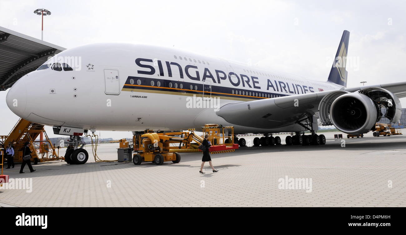 Un avion Airbus A380 de Singapore Airlines à l'aéroport en compagnie Hamburg-Finkenwerder, Allemagne, 17 août 2009. L'avion est le 10A380 à être livré à Singapore Airlines. Photo : MAURIZIO GAMBARINI Banque D'Images