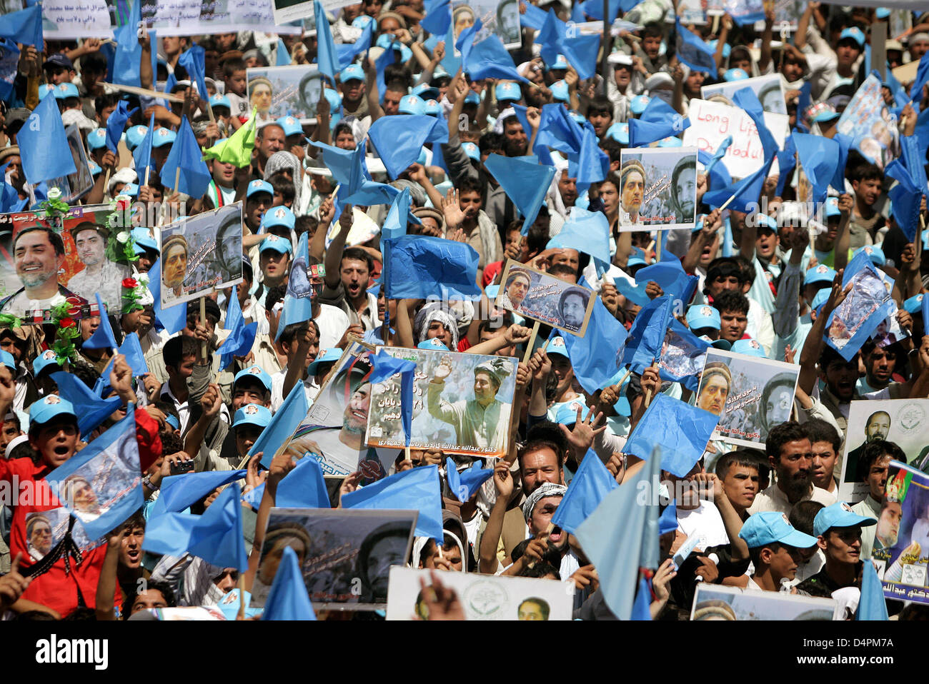 Les partisans du candidat de l'opposition et ancien Ministre des affaires étrangères de l'Afghanistan, Abdullah Abdullah, célébrer le politicien ?s l'arrivée de l'événement final de sa campagne à Kaboul, Afghanistan, le stade de soccer, 17 août 2009. Le peuple afghan prochaines élections présidentielles ont lieu le jeudi, 20 août 2009. 17 millions d'Afghans sont appelés à se rendre aux urnes pour la deuxième fois depuis Banque D'Images