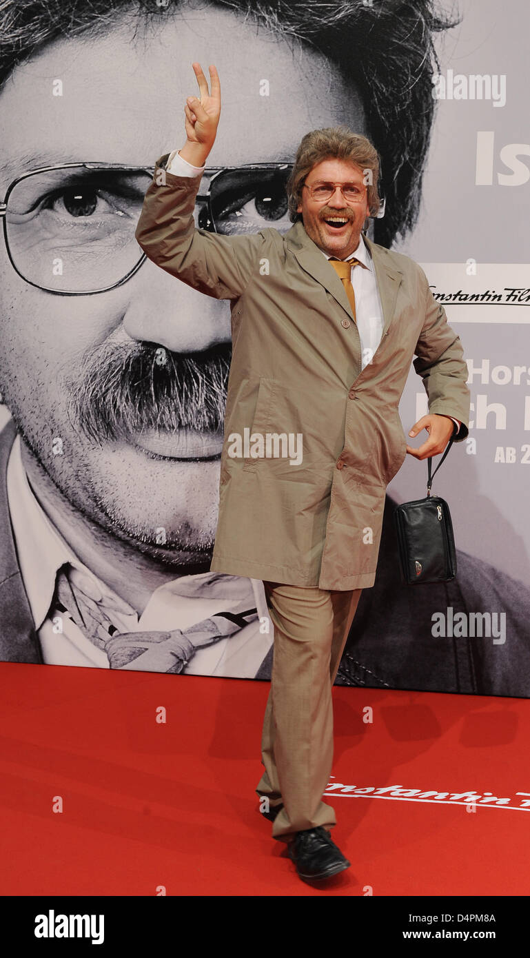 L'acteur allemand Hape Kerkeling comme son alter ego Horst Schlaemmer arrive pour la première de son film "Horst Schlaemmer - Isch kandidiere ! ? À Berlin, Allemagne, 17 août 2009. Le film dépeint Horst Schlaemmer mock-exécutant pour chancelier et est dans les salles allemandes du 20 août 2009. Photo : Jens Kalaene Banque D'Images