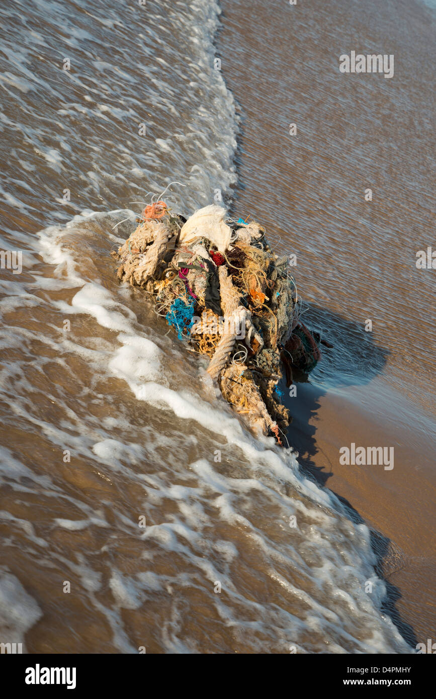 Les filets de pêche abandonnés ou perdus échoués sur une plage Banque D'Images