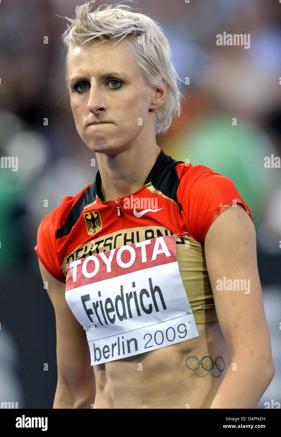 L'Allemagne ?s Ariane Friedrich efface le bar pendant la finale du saut en hauteur à la 12ème es Championnats du monde d'athlétisme de Berlin 2009 à Berlin, Allemagne, 20 août 2009. Photo : Hannibal Banque D'Images