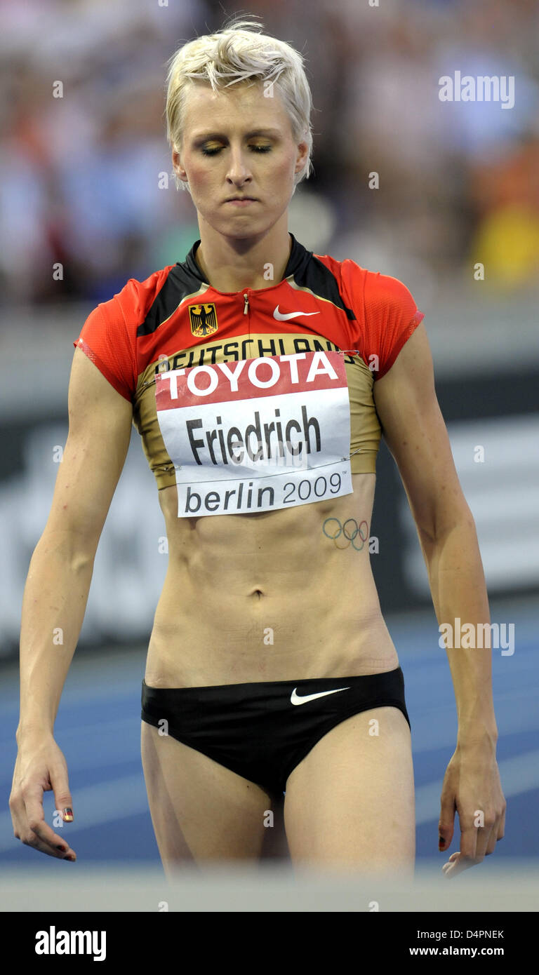 L'Allemagne ?s Ariane Friedrich efface le bar pendant la finale du saut en hauteur à la 12ème es Championnats du monde d'athlétisme de Berlin 2009 à Berlin, Allemagne, 20 août 2009. Photo : Hannibal Banque D'Images