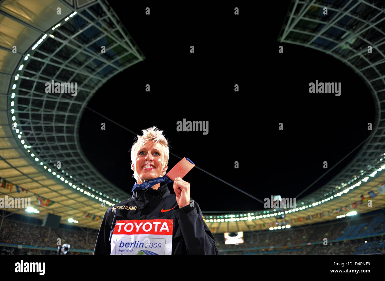L'Allemagne ?s Ariane Friedrich sourit avec sa médaille de bronze après la finale du saut en hauteur à la 12ème es Championnats du monde d'athlétisme de Berlin 2009 à Berlin, Allemagne, 20 août 2009. Photo : Bernd Thissen Banque D'Images