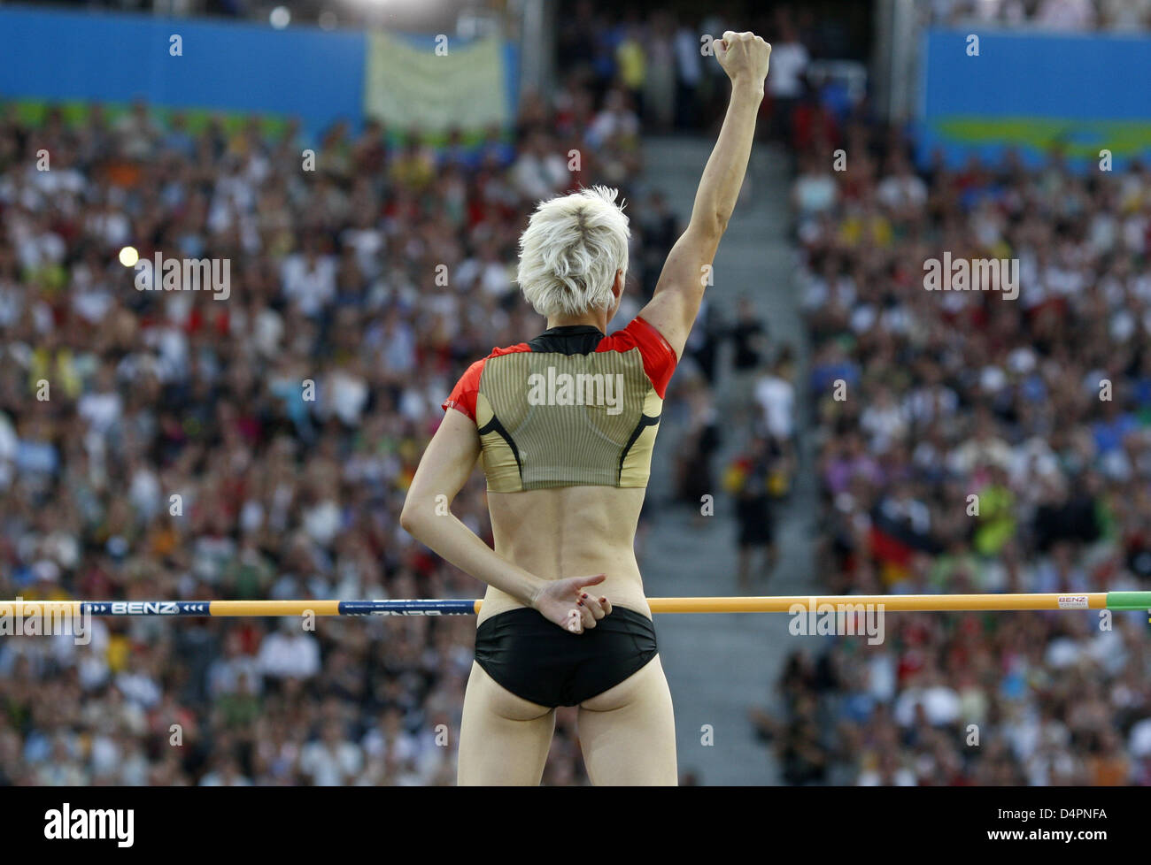 L'Allemagne ?s Ariane Friedrich cheers au cours de la finale du saut en hauteur à la 12ème es Championnats du monde d'athlétisme de Berlin 2009 à Berlin, Allemagne, 20 août 2009. Photo : Kay Nietfeld Banque D'Images