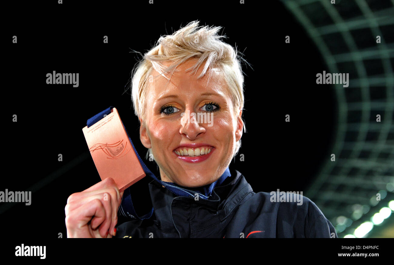 L'Allemagne ?s Ariane Friedrich sourit avec sa médaille de bronze après la finale du saut en hauteur à la 12ème es Championnats du monde d'athlétisme de Berlin 2009 à Berlin, Allemagne, 20 août 2009. Photo : Bernd Thissen Banque D'Images