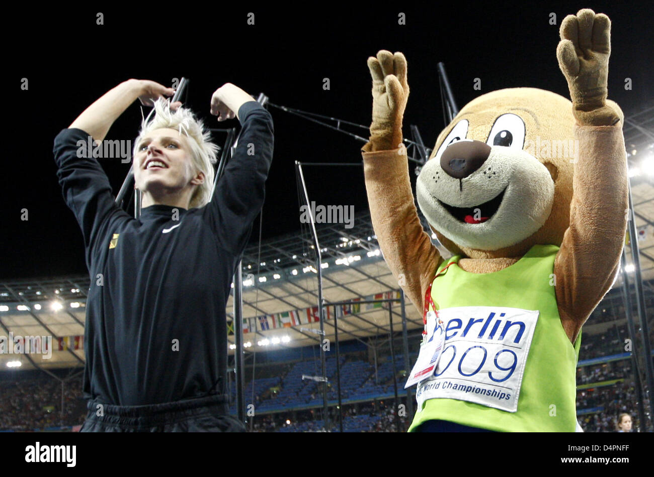 L'Allemagne ?s Ariane Friedrich (L) célèbre avec mascot Berlino (R) après la finale du saut en hauteur à la 12ème es Championnats du monde d'athlétisme de Berlin 2009 à Berlin, Allemagne, 20 août 2009. Photo : Kay Nietfeld Banque D'Images