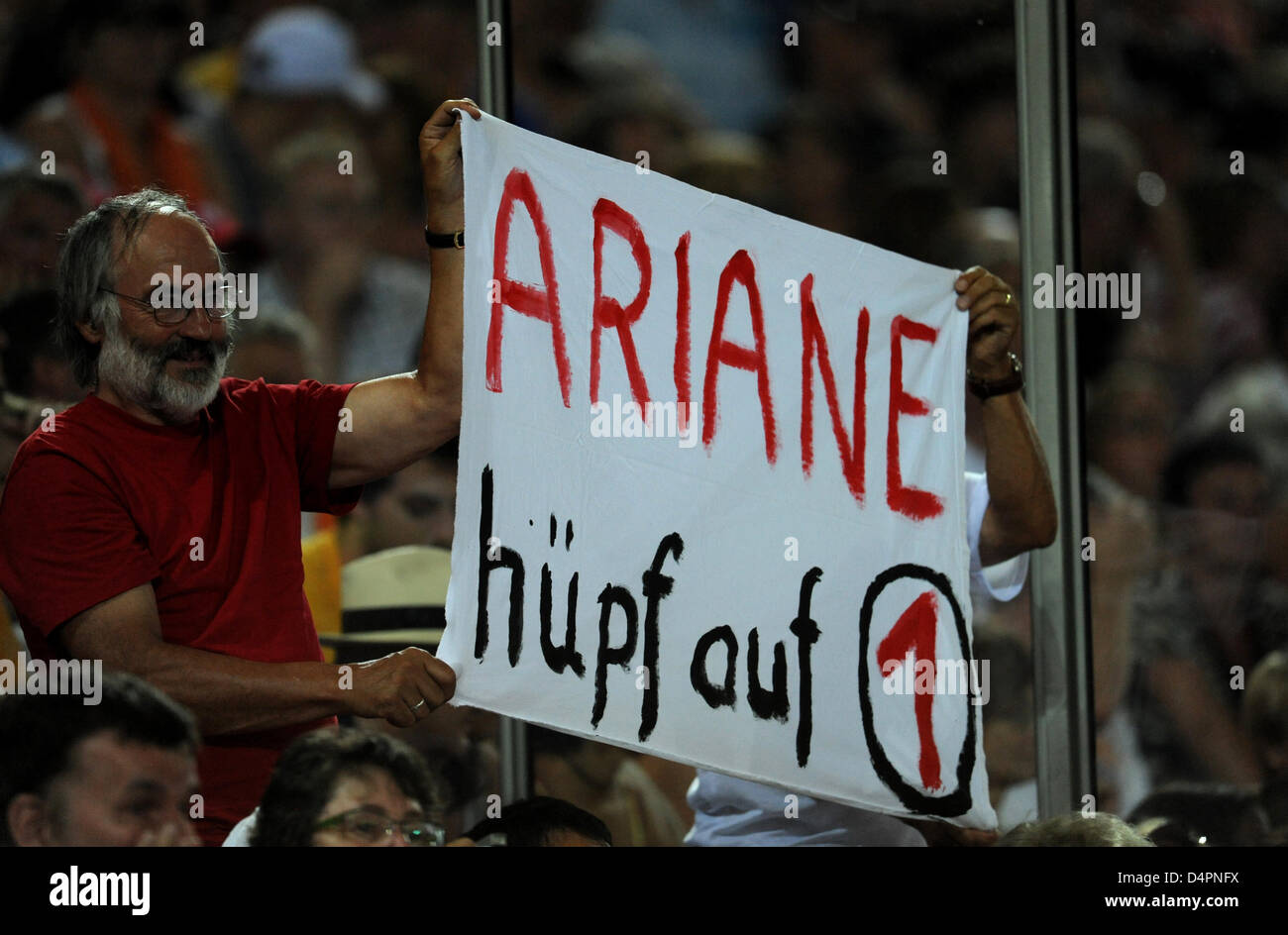 Spectateurs cheer Allemagne ?s Ariane Friedrich durant la finale du saut en hauteur à la 12ème es Championnats du monde d'athlétisme de Berlin 2009 à Berlin, Allemagne, 20 août 2009. Photo : Bernd Thissen Banque D'Images
