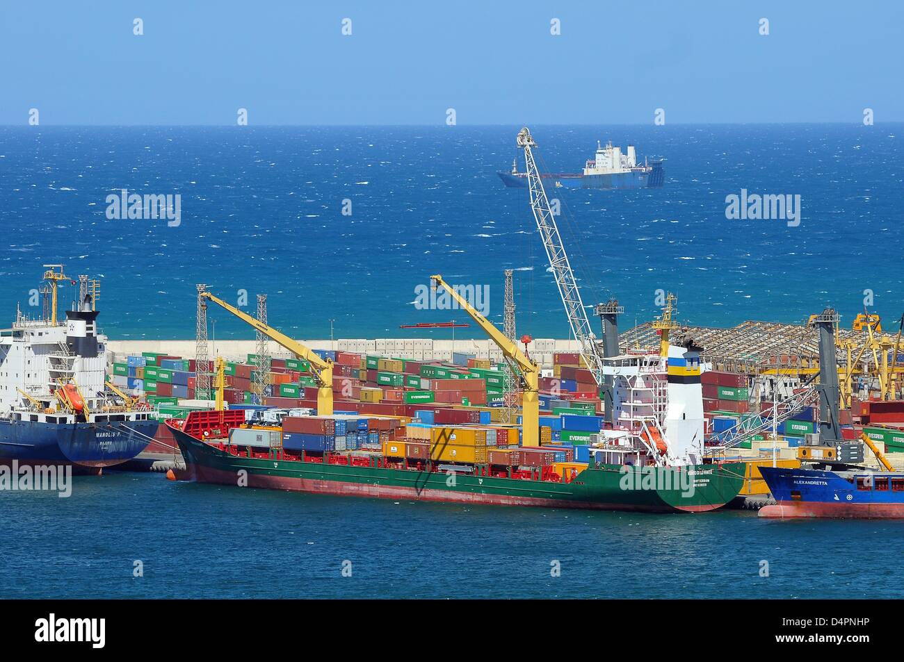 Vue sur le navire néerlandais Vento di Levante dans le port de Tripoli, en  Libye, le 15 mars 2013. Le navire est chargé ou vide avec l'aide de grues  qui sont montés