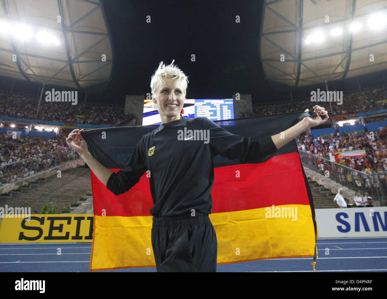 Athlète allemande Ariane Friedrich célèbre sa troisième place dans la finale du saut en hauteur à la 12ème es Championnats du monde d'athlétisme, Berlin, Allemagne, 20 août 2009. Photo : Kay Nietfeld Banque D'Images