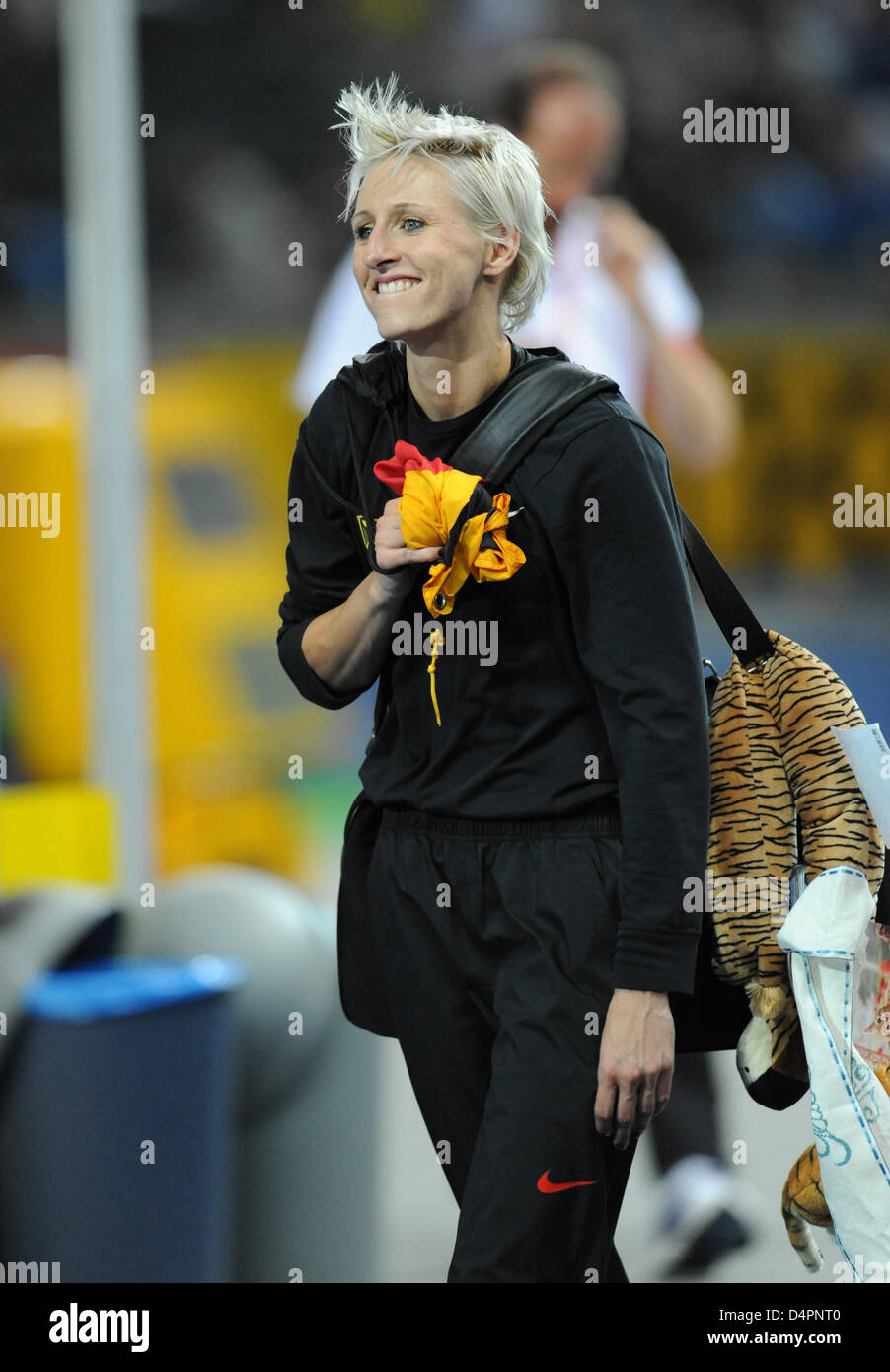 Athlète allemande Ariane Friedrich célèbre sa troisième place dans la finale du saut en hauteur à la 12ème es Championnats du monde d'athlétisme, Berlin, Allemagne, 20 août 2009. Photo : Bernd Thissen Banque D'Images