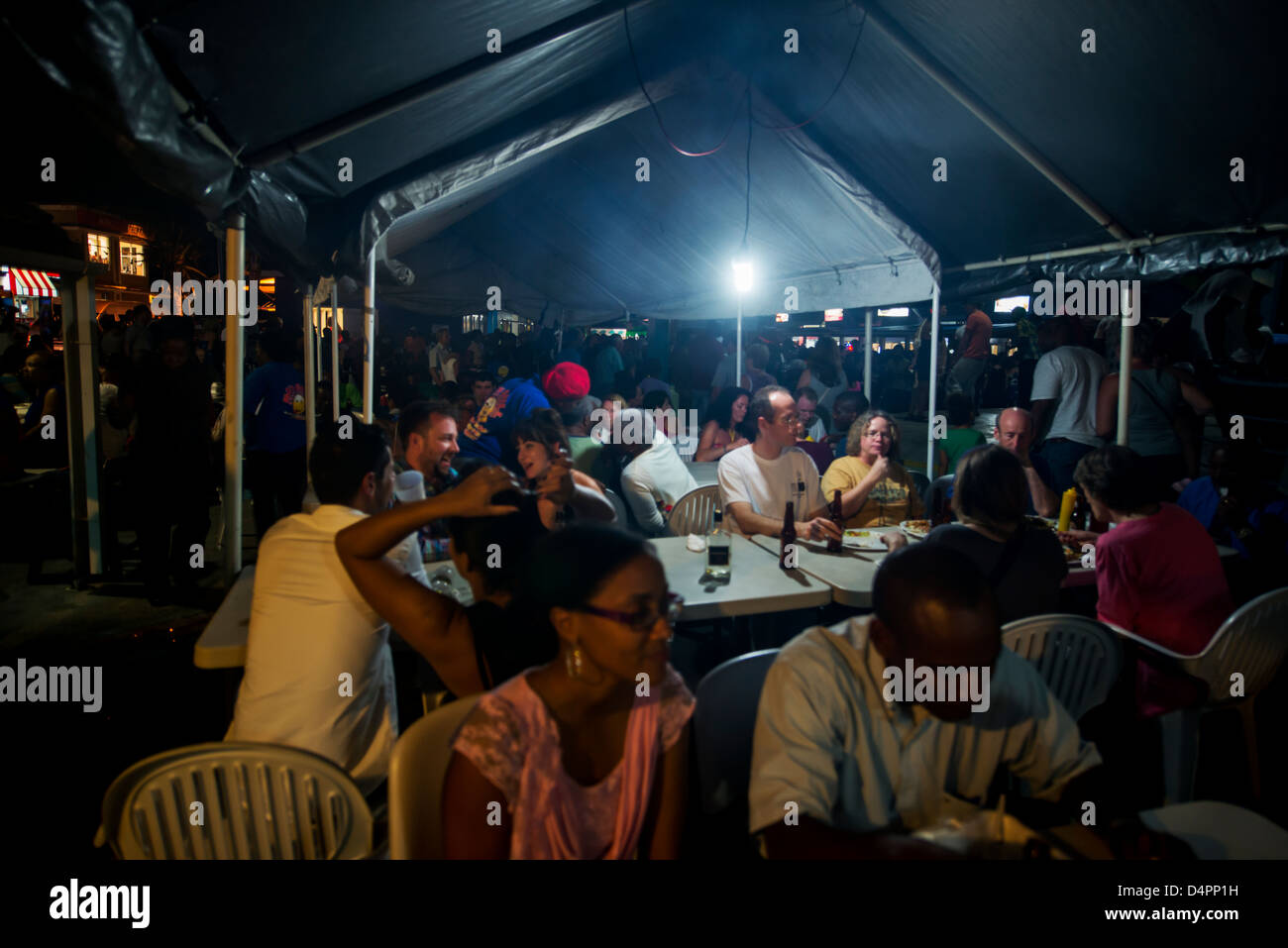 Oistins fish fry nuit, Oistins, paroisse de Christ Church, Barbade, Caraïbes, Antilles Banque D'Images