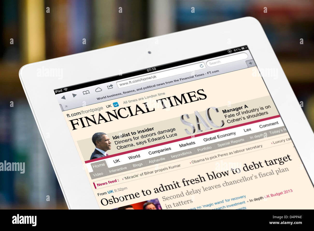 La lecture de l'édition en ligne du journal Financial Times sur un iPad 4e génération, UK Banque D'Images