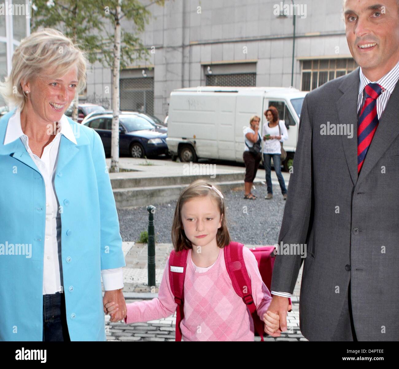 La Princesse Astrid de Belgique (L) et son mari le Prince Lorenz (R)  d'accompagner leur fille, la Princesse Laetitia Maria (C) à l'école après  les vacances d'été au-Sint-Jan Berchmanscollege à Bruxelles, Belgique,